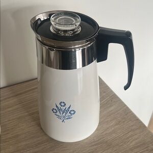 9 cup Stovetop Corningware Cornflower Blue pot. Exc condition and Complete